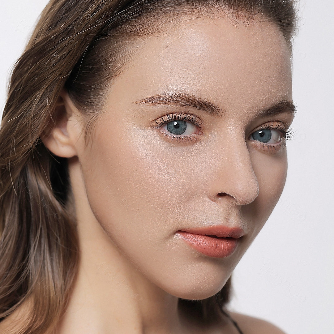 modelwearingfiesta gray colored contacts