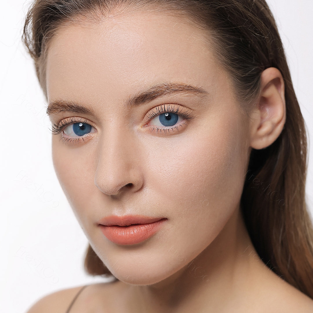 modelwearingfiesta blue colored contacts